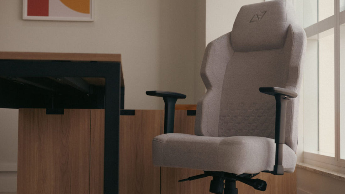 Imagem de um escritório com uma cadeira robusta, a Magna, da Elements, indicada para pessoas altas.