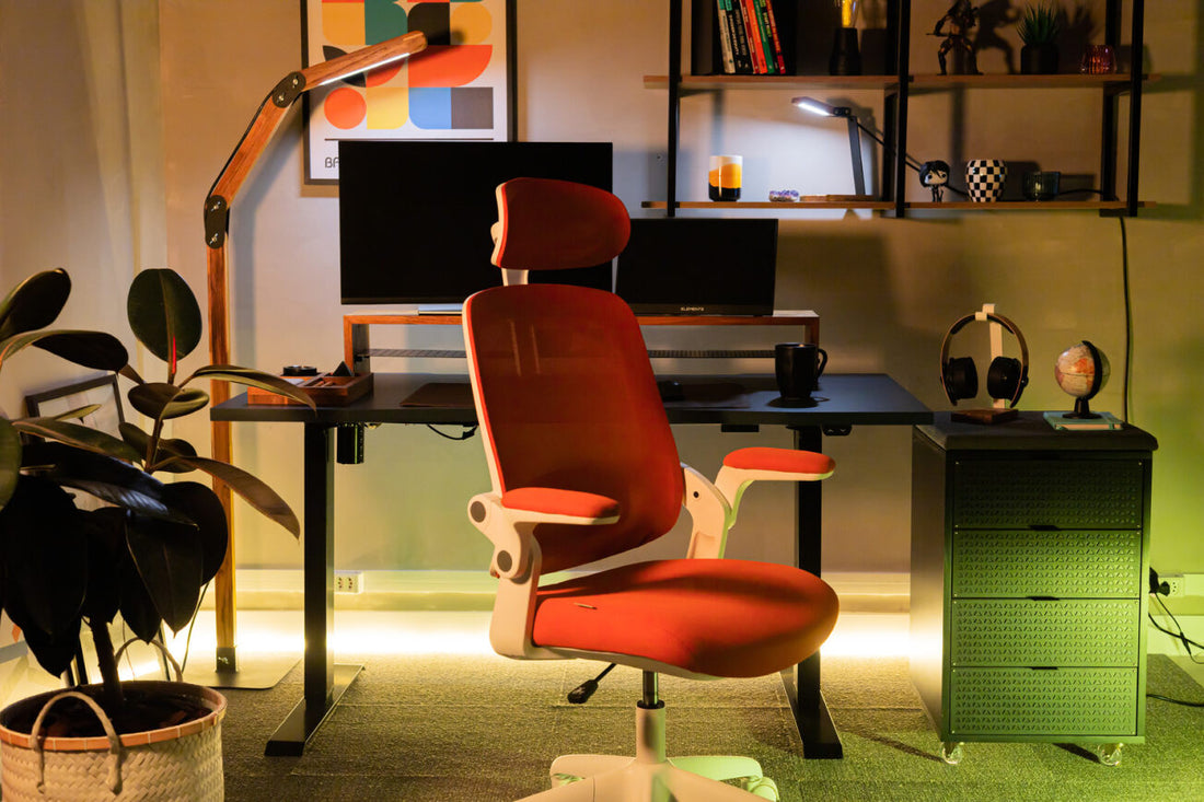 Setup de home office colorido. A imagem da destaque a uma cadeira laranja.